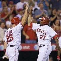 Mark Teixeira congratulates Vlad.jpg