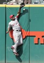 Torii Hunter can't catch the ball off the wall.jpg