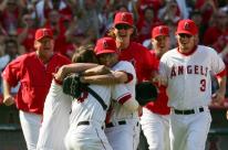 team celebrates clinching victory to secure 2007 playoff spot.jpg