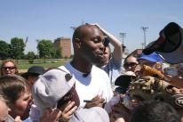Torri Hunter signs autographs for kids.jpg