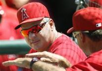 Mike Scioscia listens to Mickey Hatcher.jpg