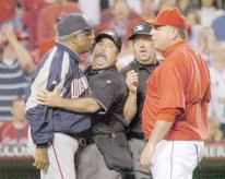 Mike Scioscia and Frank Robinson have a confrontation.jpg