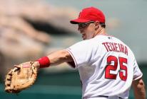 Mark Teixeira points to first base.jpg